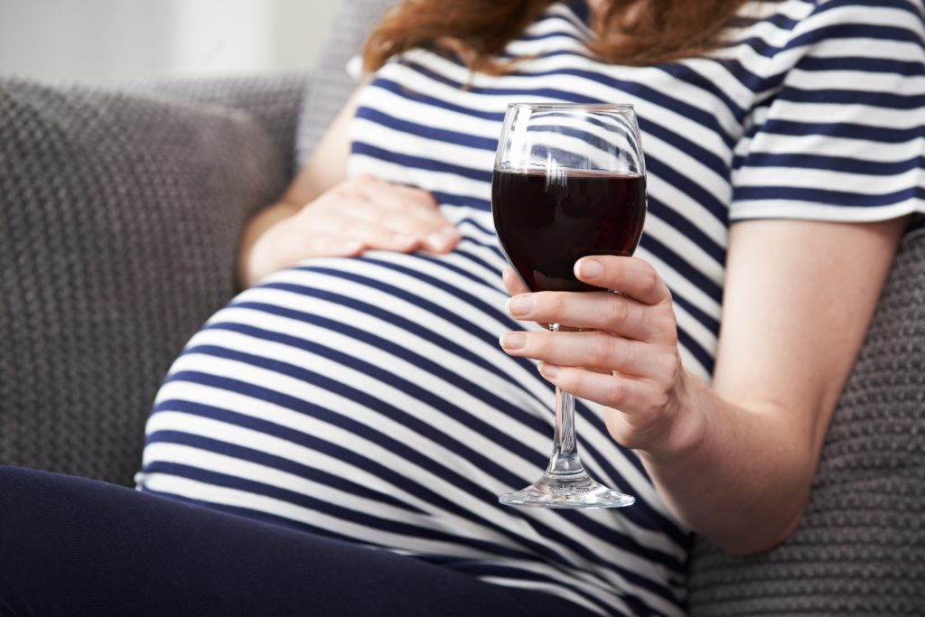 Die Gefahren durch Alkoholkonsum während der Schwangerschaft werden noch immer unterschätzt. Schon kleine Mengen Alkohol können das Ungeborene gefährden und zu Folgeschäden bei Kindern führen. (Bild: highwaystarz/fotolia.com)