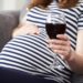 Schwangere Frauen sollten auch an Weihnachten und Silvester konsequent auf Alkohol verzichten. Denn schon kleine Alkoholmengen können schwere gesundheitliche Folgen für das Ungeborene haben. (Bild: highwaystarz/fotolia.com)