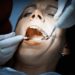 Zahnfüllungen mit Amalgam sollen wegen des giftigen Quecksilbers deutlich zurückgedrängt werden. Künftig sollen Zahnärzte das Material bei Kindern und Schwangeren nur noch in Ausnahmefällen einsetzen. (Bild: sivivolk/fotolia.com)