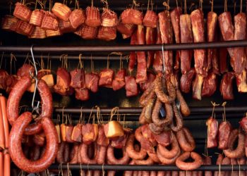 Der Konsum von verarbeiteten Fleisch scheint die Symptome von Asthma zu verstärken. Aus diesem Grund sollten Betroffene den Konsum von Schinken, Salami und Würstchen reduzieren. (Foto: Kalle Kolodziej/fotolia.com)