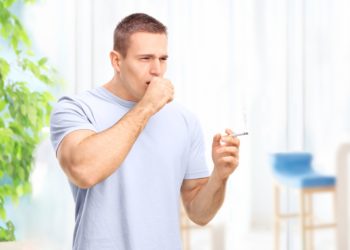 Symptome wie chronischer Husten können auf COPD hinweisen. Die chronisch obstruktive Lungenerkrankung bleibt leider oft unerkannt. Die Krankheit ist weltweit die dritthäufigste Todesursache.
(Bild: Ljupco Smokovski/fotolia.com)