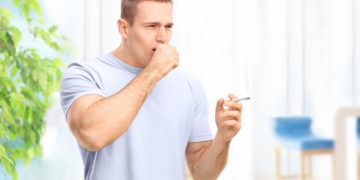 Symptome wie chronischer Husten können auf COPD hinweisen. Die chronisch obstruktive Lungenerkrankung bleibt leider oft unerkannt. Die Krankheit ist weltweit die dritthäufigste Todesursache.
(Bild: Ljupco Smokovski/fotolia.com)