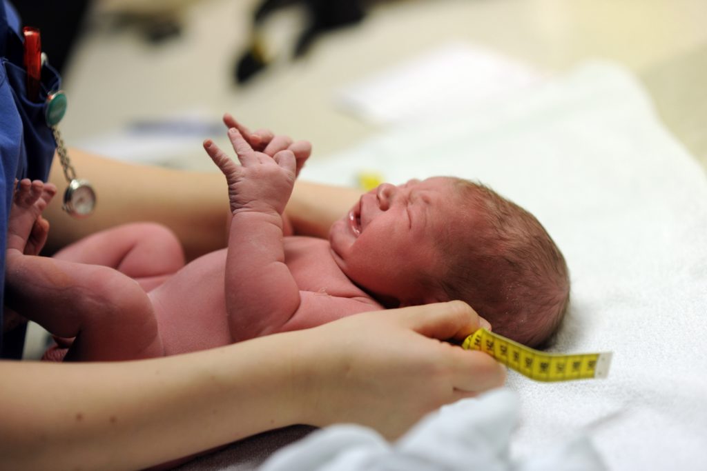Großbritannien ist das erste Land der Welt, in dem Embryos mit dem Erbgut dreier Menschen erzeugt werden dürfen. Die ersten "Drei-Eltern-Babys"könnten schon Ende nächsten Jahres auf die Welt kommen. (Bild: bevisphoto/fotolia.com)