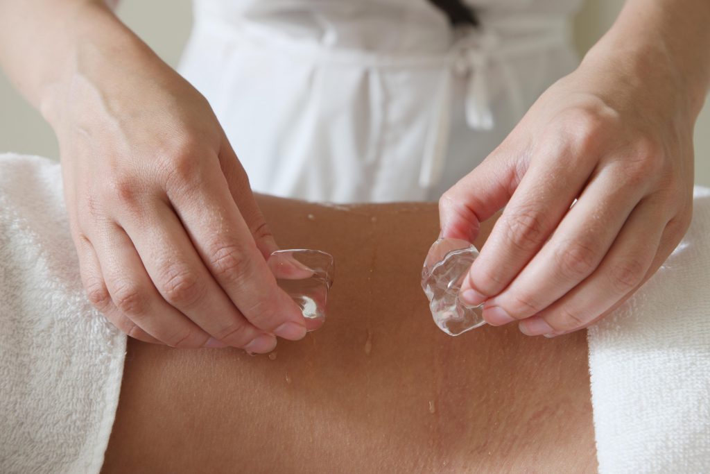 Lange galt Kälte als grundsätzlich kontraproduktiv bei Rückenschmerzen, doch zeigen EIsmassage mitunter eine äußerst positive WIrkung. (Bild: Anna Jurkovska/fotolia.com)