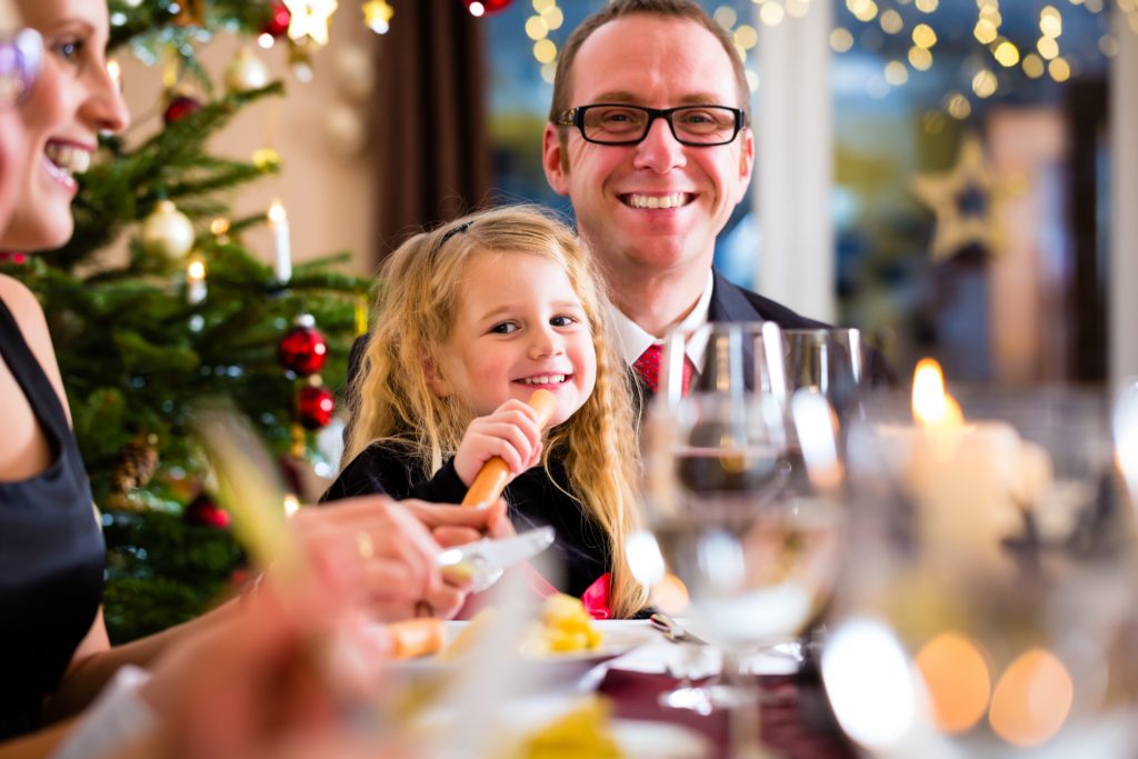 Bei der Vorbereitung des Weihnachtsessens können so allerhand Pannen passieren. Experten geben Tipps, wie kleine Malheure behoben werden können, um das Festtagsessen zum Genuss zu machen. (Bild: Kzenon/fotolia.com)