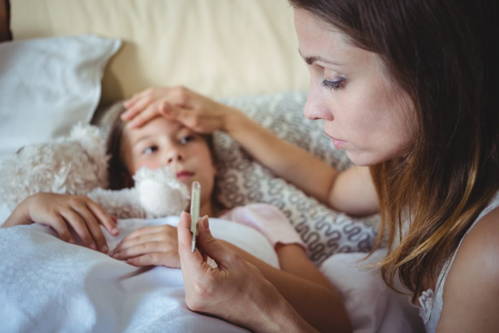 Fieber bei Kindern ist eine Abwehrreaktion des Körpers auf Krankheitserreger. Es muss daher auch nicht immer medikamentös behandelt werden. (Bild: WavebreakmediaMicro/fotolia.com)