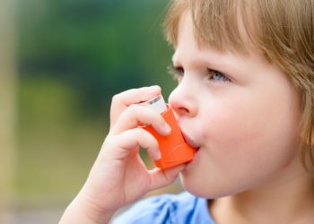 Viele Kinder auf der Welt leiden an Asthma. Mediziner stellten bei ihrer Forschung fest, dass die Aufnahme von Fischöl bei werdenden Müttern zu einem verringerten Risiko für Asthma bei deren Kindern führt. (Bild: bubutu/fotolia.com)