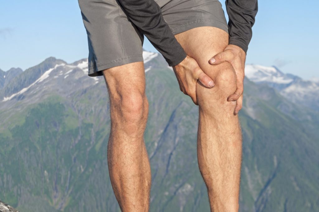 Insbesondere unter Belastung wie beispielsweise beim Wandern sammelt sich mitunter Flüssigkeit im Knie, wenn ohnehin eine Vorerkrankung vorliegt. (Bild: Shakzu/fotolia.com)