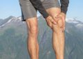 Insbesondere unter Belastung wie beispielsweise beim Wandern sammelt sich mitunter Flüssigkeit im Gelenk, wenn ohnehin eine Vorerkrankung vorliegt. (Bild: Shakzu/stock.adobe.com)
