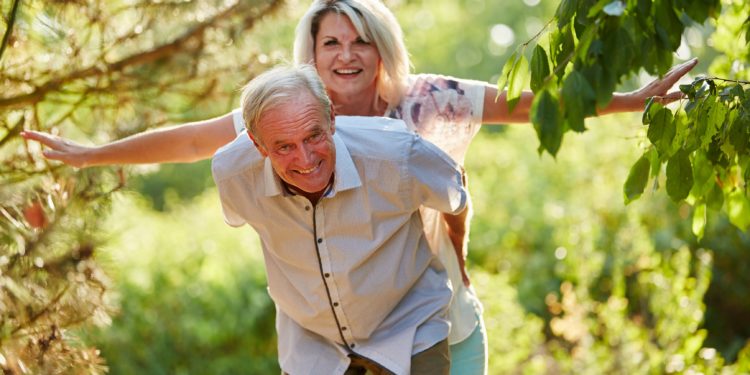 Ein älteres Paar albert glücklich herum
