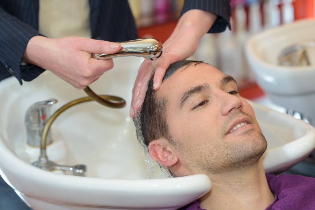 Haarewaschen beim Friseur kann mitunter gefährlich werden. Bei einem Briten wurde dabei der Nacken offenbar so stark überdehnt, dass er später einen Schlaganfall erlitt. (Bild: auremar/fotolia.com)