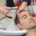 Haarewaschen beim Friseur kann mitunter gefährlich werden. Bei einem Briten wurde dabei der Nacken offenbar so stark überdehnt, dass er später einen Schlaganfall erlitt. (Bild: auremar/fotolia.com)