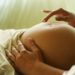 Das "Liebeshormon" Oxytocin trägt unter anderem dazu bei, die Geburt eines Kindes zu erleichtern. Die medizinische Anwendung geht jedoch oft mit unerwünschten Nebenwirkungen einher. Forscher haben nun eine nebenwirkungsärmere Alternative zu dem Hormon entwickelt.(Bild: Friday/fotolia.com)