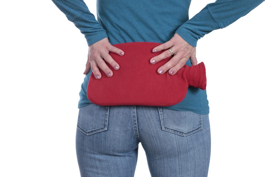 Bei Rückenschmerzen ist Wärme ein vielfach bewährtes Hausmittel. Darüber hinaus bieten sich zahlreiche weitere natürliche Methoden an, um gegen die verschiedenen Formen der Rückenschmerzen vorzugehen. (Bild: absolutimages/fotolia.com)