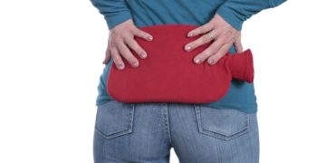 Bei Rückenschmerzen ist Wärme ein vielfach bewährtes Hausmittel. Darüber hinaus bieten sich zahlreiche weitere natürliche Methoden an, um gegen die verschiedenen Formen der Rückenschmerzen vorzugehen. (Bild: absolutimages/fotolia.com)