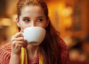 Wer sich zu müde oder zu energielos fühlt, um Sport zu treiben, sollte Kaffee oder Tee trinken. Denn der Koffeinkonsum hilft, in Schwuang zu kommen. (Bild: ZoomTeam/fotolia.com)