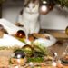 Wenn Katzen mit dem hin- und herschwingenden Lametta am Weihnachtsbaum spielen, kann schon mal was kaputt gehen. Schlimmer ist jedoch wenn die Vierbeiner die Fäden verschlucken. Denn das kann gefährliche Folgen haben. (Bild: tibanna79/fotolia.com)