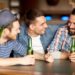Laut einer neuen Studie sind Männer, die zweimal pro Woche mit ihren Freunden etwas unternehmen, gesünder, weniger anfällig für Depressionen und tendenziell freundlicher. Die gemeinsamen Unternehmungen können auch Kneipenbesuche sein. (Bild: Syda Productions/fotolia.com)