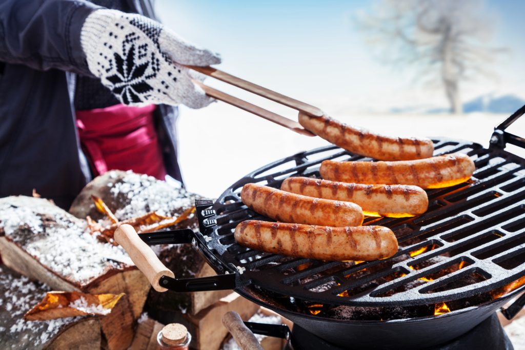 Im Winter kann es beim Grillen ganz schön kalt werden. Das musste auch eine kleine Grillrunde in Mainz feststellen, die den Grill deswegen in den Wintergarten stellten. Daraufhin erlitten mehrere Personen Kohlenmonoxidvergiftungen. (Bild: exclusive-design/fotolia.com)