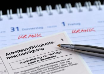 2017 meldeten sich Deutschlands Arbeitnehmer wieder häufiger krank. Der Krankenstand stieg von 3,9 auf 4,1 Prozent. Schuld daran hatte unter anderem die Erkältungswelle. (Bild: nmann77/fotolia.com)