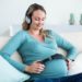Schwangere Frauen sollten ihrem Baby schon vor der Geburt vorsingen oder Musik vorspielen.
Denn Säuglinge erinnern sich laut einer Studien an im Mutterleib Gehörtes. (Bild: WavebreakMediaMicro/fotolia.com)