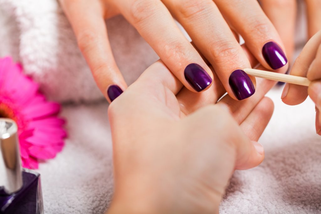 Oft wird behauptet, dass die Nagelhaut stärker wächst, wenn man sie schneidet. Das stimmt zwar nicht, es ist jedoch besser die Haut zurück zu schieben, statt sie zu schneiden. (Bild: juniart/fotolia.com)