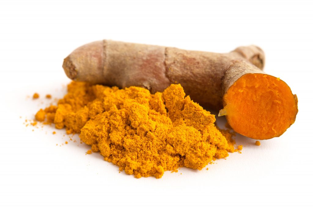 Curcuma wird als Gewürz vor allem in der indischen Küche eingesetzt, hat allerdings auf eine heilede Wirkung bei Entzündungen in der Nase. (Bild: emuck/fotolia.com)