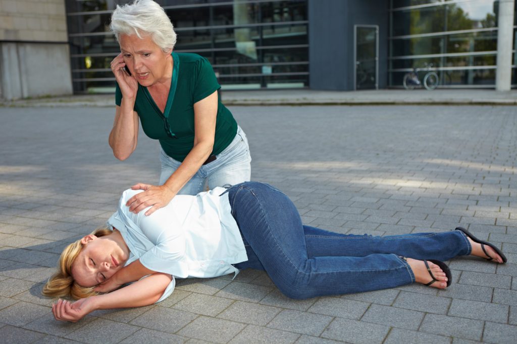 Viele Menschen sind in ihrem Leben bereits in Ohnmacht gefallen und häufig sind keine schweren Erkrankungen die Ursache. Doch bedarf es in jedem Fall einer ärztlichen Überprüfung. (Bild: Robert Kneschke/fotolia.com)