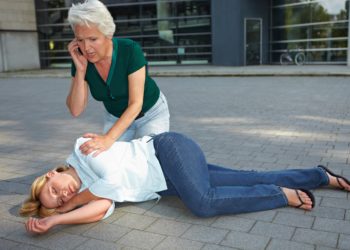 Viele Menschen sind in ihrem Leben bereits in Ohnmacht gefallen und häufig sind keine schweren Erkrankungen die Ursache. Doch bedarf es in jedem Fall einer ärztlichen Überprüfung. (Bild: Robert Kneschke/fotolia.com)