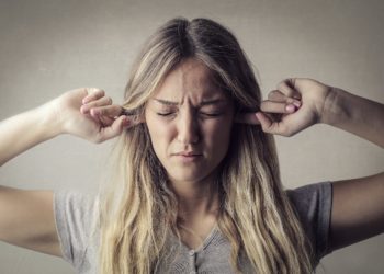 Tinnitus ist zwar derzeit nicht heilbar, doch es gibt Möglichkeiten, Betroffen das Leben zu erleichtern. Forscher testen nun, ob auch ein Neurofeedback-Training dazu beitragen kann. (Bild: olly/fotolia.com)