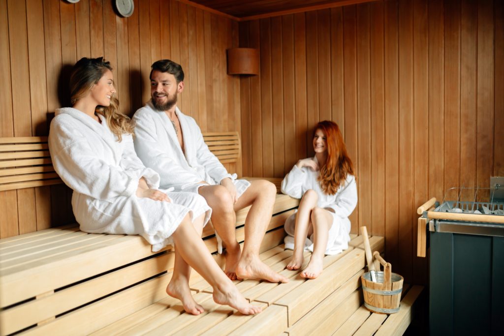 Wenn Menschen regelmäßig in die Sauna gehen, führt dies zu Entspannung für Geist und Körper. Mediziner fanden heraus, dass Saunabesuche auch vor Demenz und Alzheimer schützen können. (Bild: nd3000/fotolia.com)