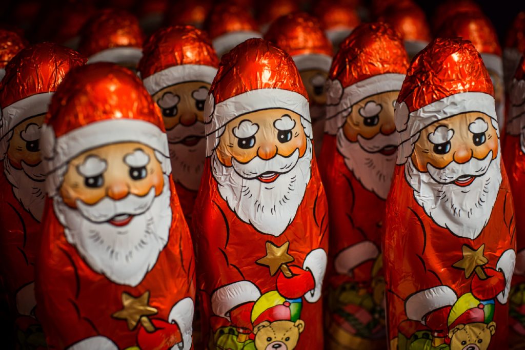 Die Verbraucherorganisation Foodwatch hat in Weihnachtssüßwaren gefährliche Substanzen gefunden. Zwei Schoko-Weihnachtsmänner sind mit Mineralölen belastet. (Bild: punghi/fotolia.com)