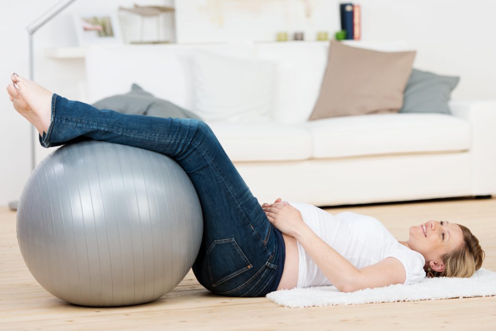 Frau mit Gymnastikball