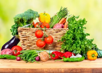 Eine Ernährungsweise mit viel Obst und Gemüse kann dazu beitragen, das Krebsrisiko zu senken. Doch es gibt auch einige Lebensmittel, die dieses Risiko erhöhen. (Bild: Kurhan/fotolia.com)