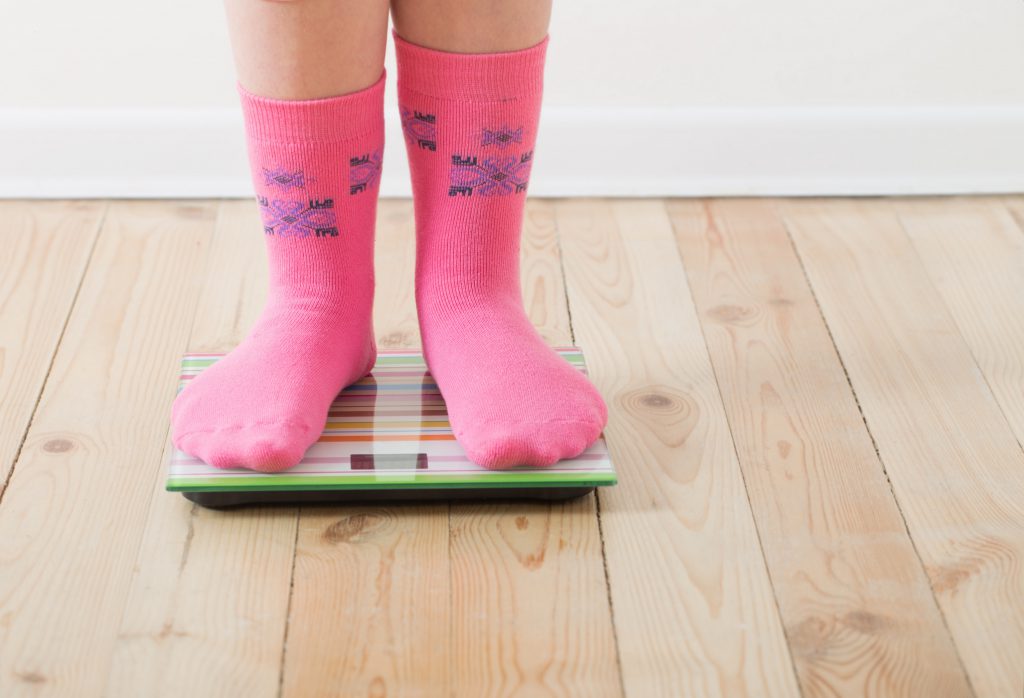Fast jedes zwölfte Kind in Bayern ist bei seiner Einschulung zu dick. Über drei Prozent der Erstklässler sind sogar adipös. (Bild: Maya Kruchancova/fotolia.com)