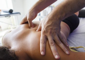 Mann erhält Akupressur-Behandlung am Rücken.