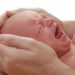 Wenn kleine Babys oft und heftig schreien, können Koliken der Auslöser dafür sein. In einer Studie zeigte sich nun, dass Akupunktur diesen Säuglingen helfen kann. (Bild: lisalucia/fotolia.com)