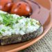 "Öko-Test" hat in 17 von 22 untersuchten veganen Brotaufstrichen problematische Mineralöle gefunden.
Die Drogerieketten dm und Müller haben betroffene Produkte daraufhin aus dem Verkauf genommen.
Rossmann lehnt einen Verkaufstopp ab.
(Bild: Rangzen/fotolia.com)