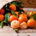 Vor allem in den kalten Wintermonaten sind Zitrusfrüchte wie Mandarinen und Clementinen beliebt, um die Vitamin-C-Zufuhr zu sichern. Die kleinen orangefarbenen Früchte unterscheiden sich vor allem im Geschmack. (Bild: karepa/fotolia.com)