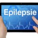 Zwar klingen epileptische Anfälle meist nach kurzer Zeit von alleine ab, doch wenn sie länger andauern, muss unbedingt der Notarzt gerufen werden. (Bild: stockWERK/fotolia.com)