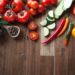 Eine gesunde Ernährung mit viel Obst und Gemüse ist immer von Vorteil. Mediziner fanden jetzt heraus, dass eine sogenannte mediterrane Ernährung bei Frauen in der Menopause das Risiko für Knochenbrüche reduzieren kann. (Bild: gudrun/fotolia.com)