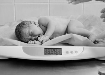 Das Geburtsgewicht von Babys variiert von Land zu Land teilweise enorm. Beispielsweise sind Neugeborene in Deutschland durchschnittlich 500 Gramm schwerer als indische. (Bild: Maria Sbytova/fotolia.com)