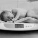 Das Geburtsgewicht von Babys variiert von Land zu Land teilweise enorm. Beispielsweise sind Neugeborene in Deutschland durchschnittlich 500 Gramm schwerer als indische. (Bild: Maria Sbytova/fotolia.com)