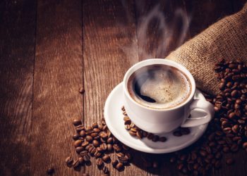 Viele Menschen trinken Kaffee um morgens wach zu werden oder einfach nur weil er ihnen gut schmeckt. Experten fanden heraus, dass der regelmäßige Konsum von Kaffee bei älteren Menschen entstehende Entzündungen verhindern kann. (Bild: dimakp/fotolia.com)