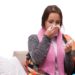 Derzeit liegen viele Menschen mit Grippe oder Erkältung im Bett. Die aktuell niedrigen Temperaturen sind aber nur ein Grund für die zahlreichen Infekte. (Bild: Elnur/fotolia.com)