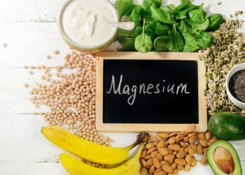 Manche Menschen greifen zu Nahrungsergänzungsmitteln, um sich mit Magnesium zu versorgen. Zu viel des Mineralstoffs kann jedoch zu Durchfällen führen. In der Regel ist die Magnesiumversorgung ohnehin über eine ausgewogene Ernährung gewährleistet. (Bild: bit24/fotolia.com)