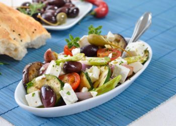 In einer neuen Studie hat sich gezeigt, dass die mediterrane Ernährungsweise vom Überessen abhält. (Bild: kab-vision/fotolia.com)