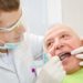 Menschen mit Diabetes sind besonders schwer von Parodontitis betroffen. Gesundheitsexperten raten Diabetikern daher zur gründlichen Mundhygiene und regelmäßigen Zahnarztkontrolle. (Bild: kulniz/fotolia.com)