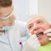 Menschen mit Diabetes sind besonders schwer von Parodontitis betroffen. Gesundheitsexperten raten Diabetikern daher zur gründlichen Mundhygiene und regelmäßigen Zahnarztkontrolle. (Bild: kulniz/fotolia.com)