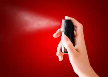 Gesundheitsexperten warnen davor, die Wirkung von Reizgas zu unterschätzen. Solche Sprays können im Extremfall lebensbedrohliche Folgen haben. (Bild: lassedesignen/fotolia.com)